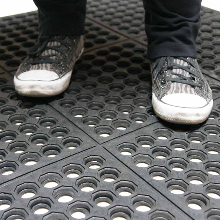 Flexible Non-Slip Roof Matting with Interlocking Design for Maximum Safety