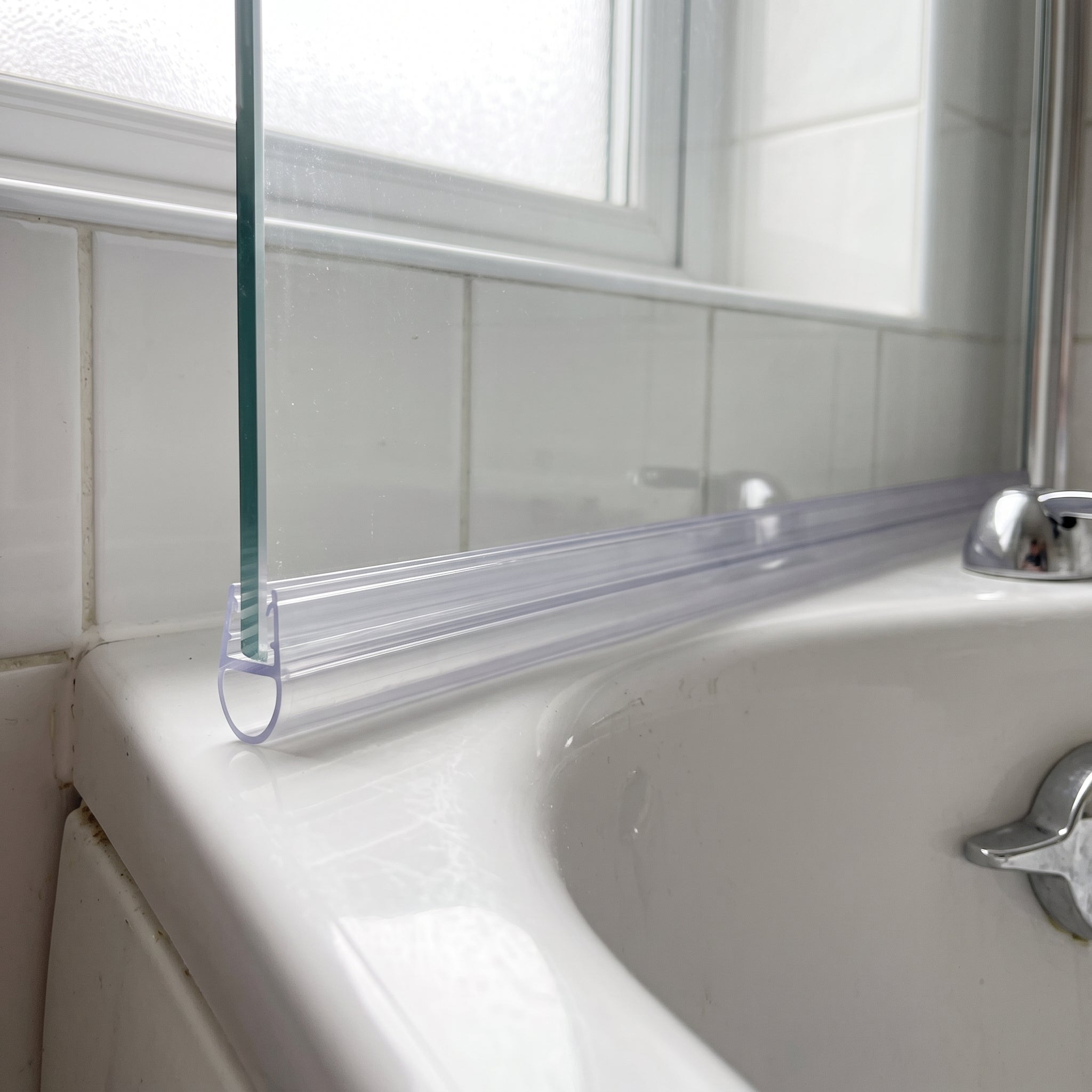 Clear SEAL001 seal on a 4-6mm bath screen bottom edge - 7mm bubble loop closing the gap to the rim