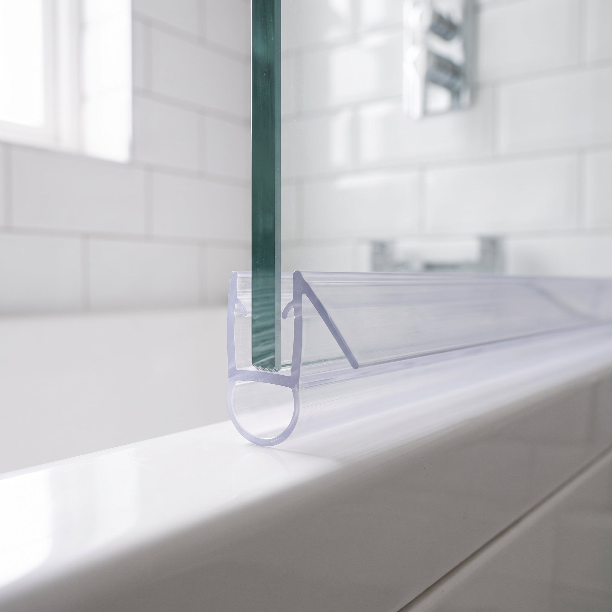 Clear SEAL011 bottom seal on 4-6mm bath screen glass - bubble loop sealing 3-7mm gap to the bath rim