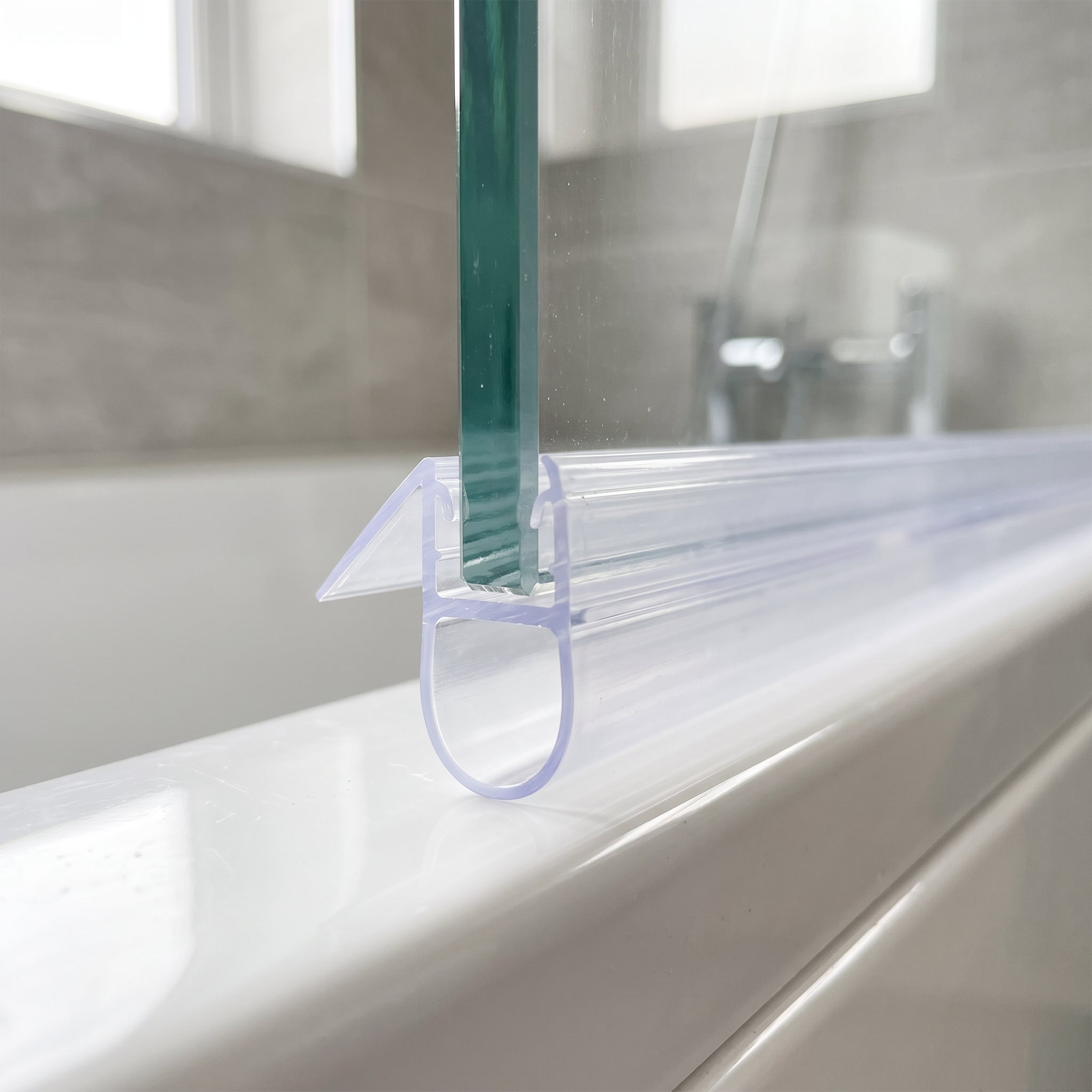 Clear shower seal on 8-10mm glass with deflector fin and 15mm bubble sealing a 10-15mm gap to the bath