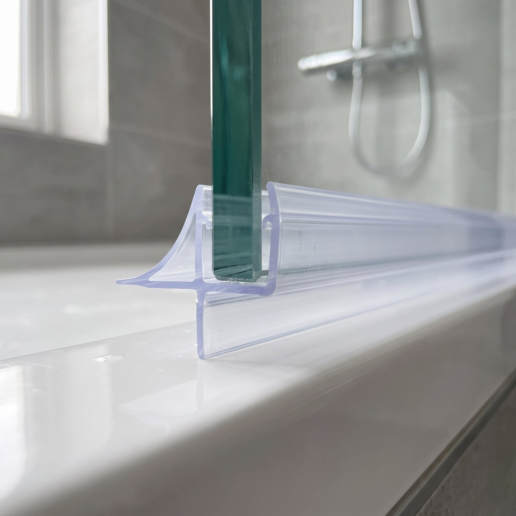 Clear SEAL078 bottom seal on 8-10mm glass - wing fin, foot and 12mm blade closing a 7-12mm gap to the tray