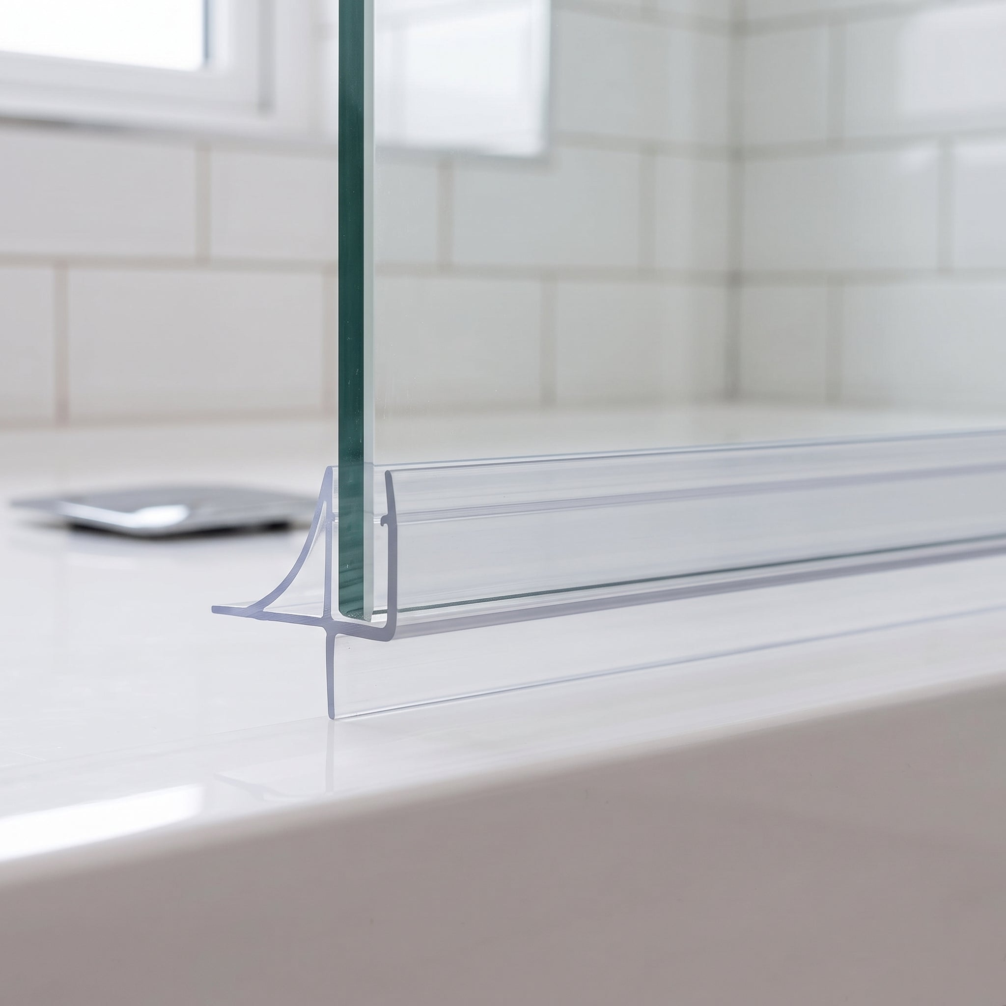 Clear SEAL118 bottom seal on 8-10mm glass - wing fin, foot and short 6mm blade closing a small gap to the tray