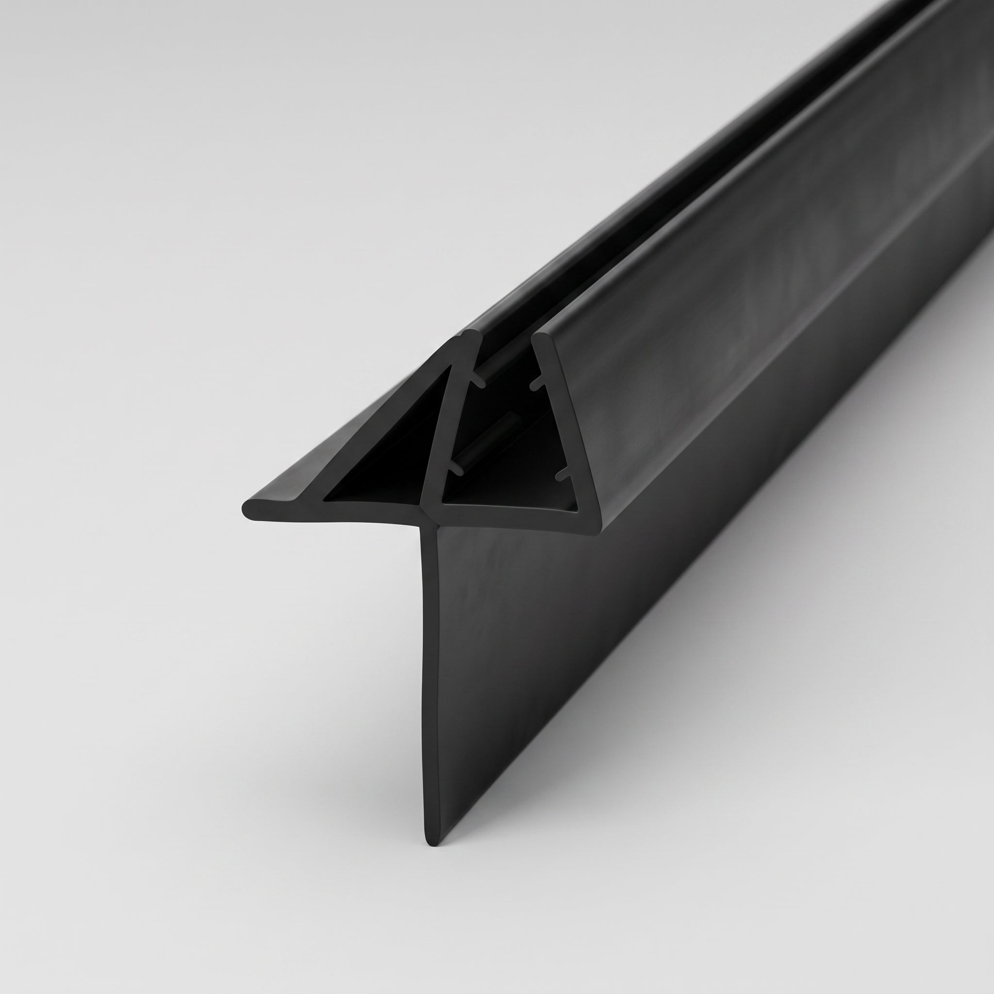 SEAL143B black profile - 17mm channel with gripping nibs, 13mm foot with angled fin and 25mm drop blade